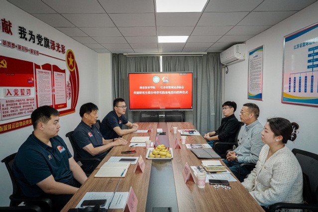 老年人打篮球时应如何进行适当的力量训练?_2
